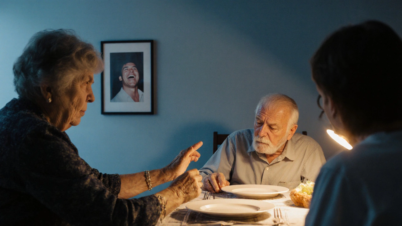 Семья за ужином, один из них смотрит в пустоту, другие — напряжены, на стене — старая фотография.